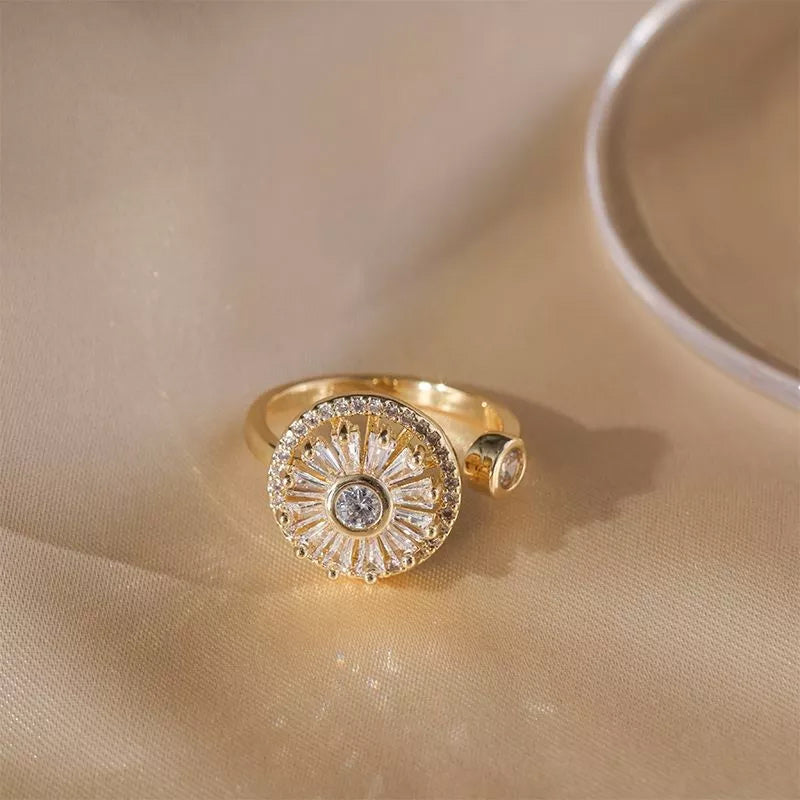 Delicate Luxurious Round Zircon Ring